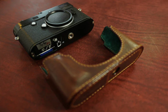 Arte di Mano Half Case for Leica M10 with Battery Access Door - Minerva Black with Black Stitching - Image 11